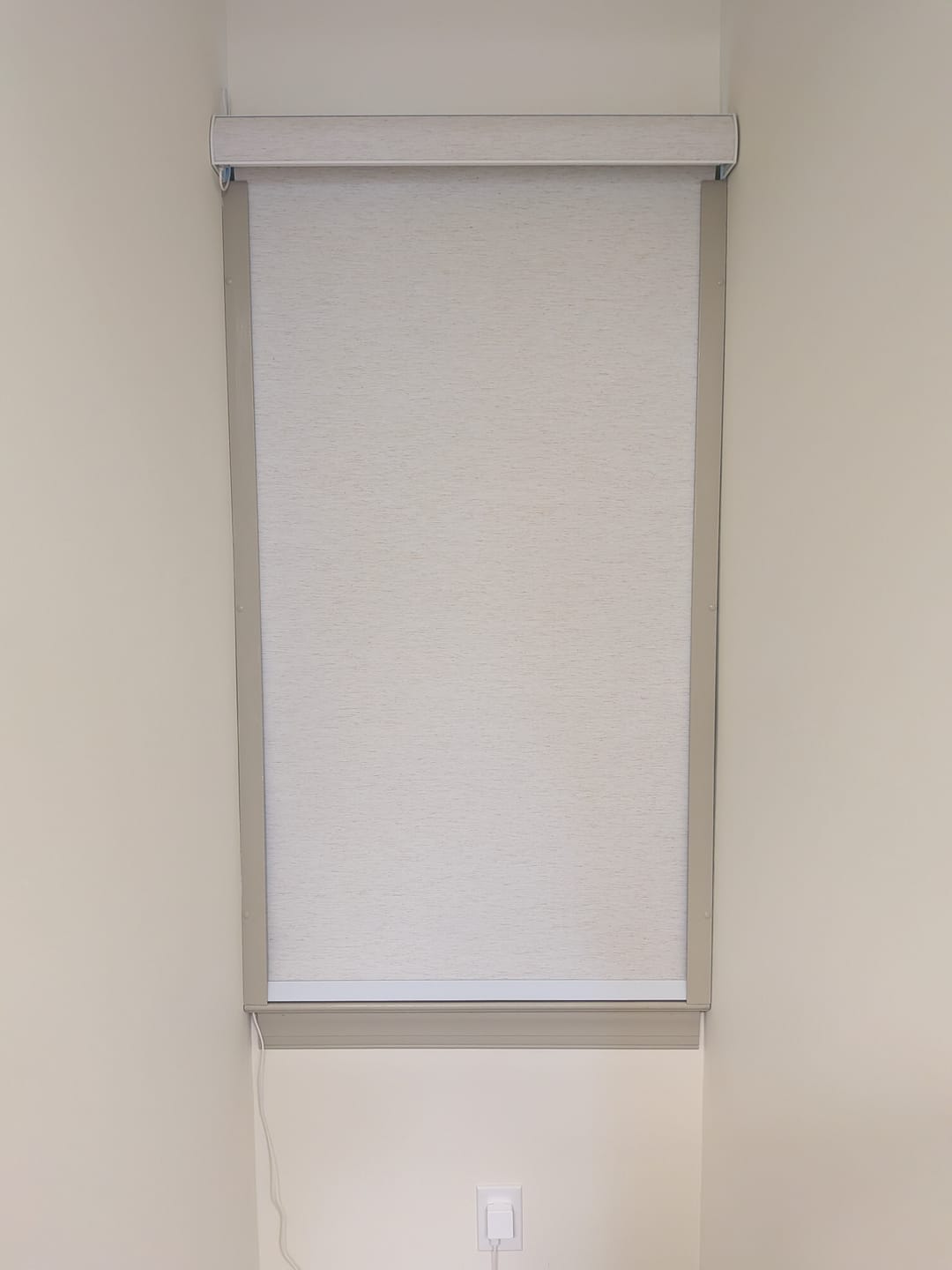 Customer photo review of SmartWings Motorized Roller Shades 100% Blackout Linen