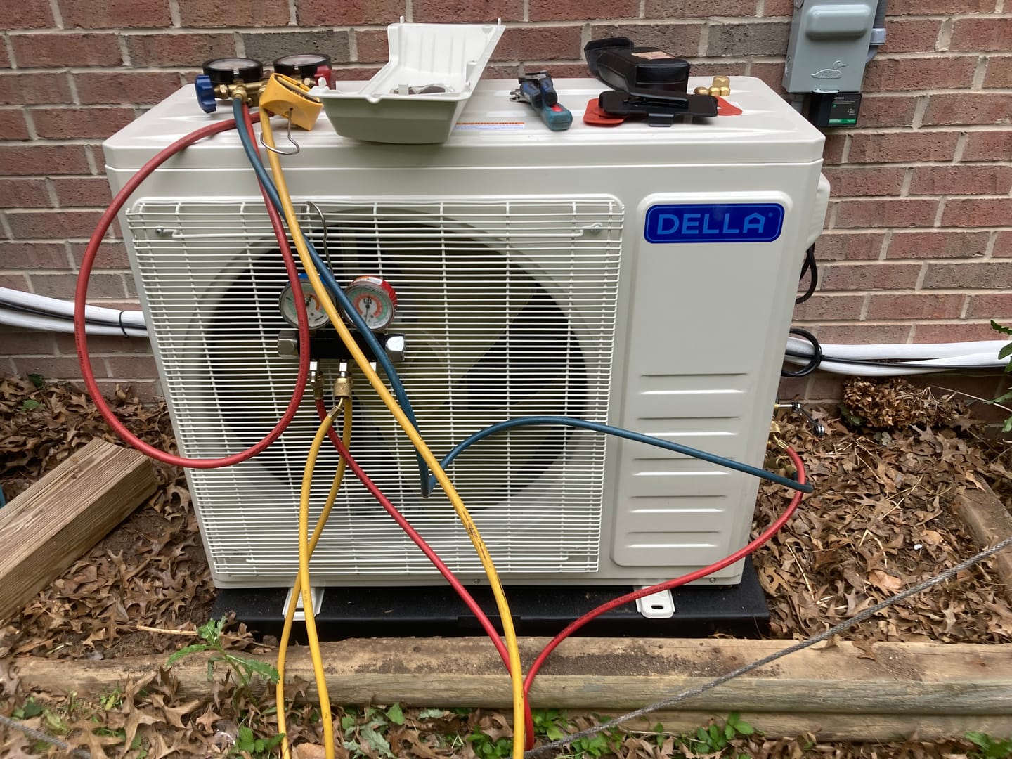 Customer photo review of DELLA Vario Series 28000 BTU Dual Zone Mini Split AC (12k+12k) - Up to 1100 Sq.Ft.