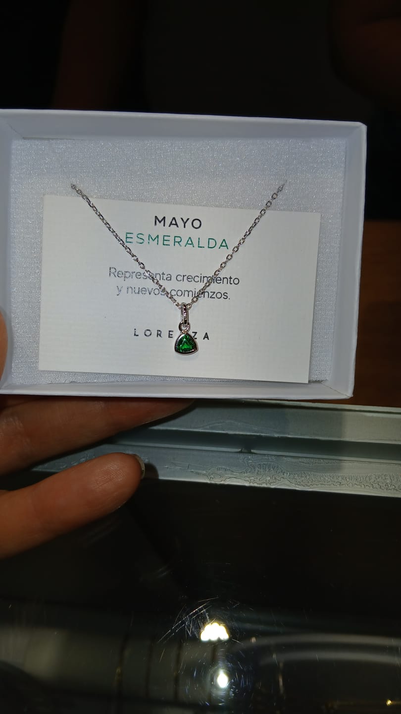 Customer photo review of Collar Plateado Dije Birthstone Triangulo