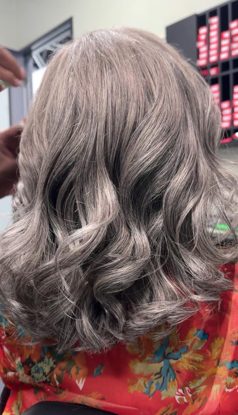 Customer photo review of Luvwin 5x5 Salt & Pepper Highlight Front Body Wave Glueless Bob Wig 100% Human Hair