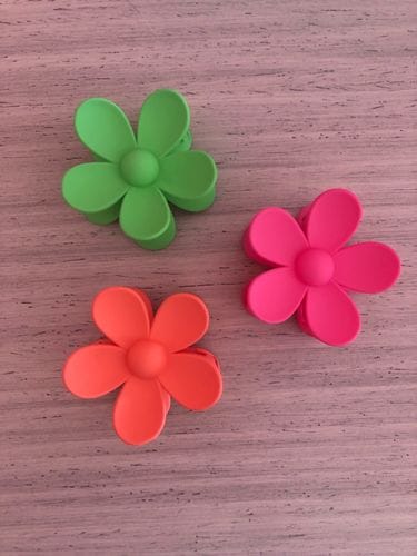 Customer photo review of Bloom Flower Hair Claw Clip