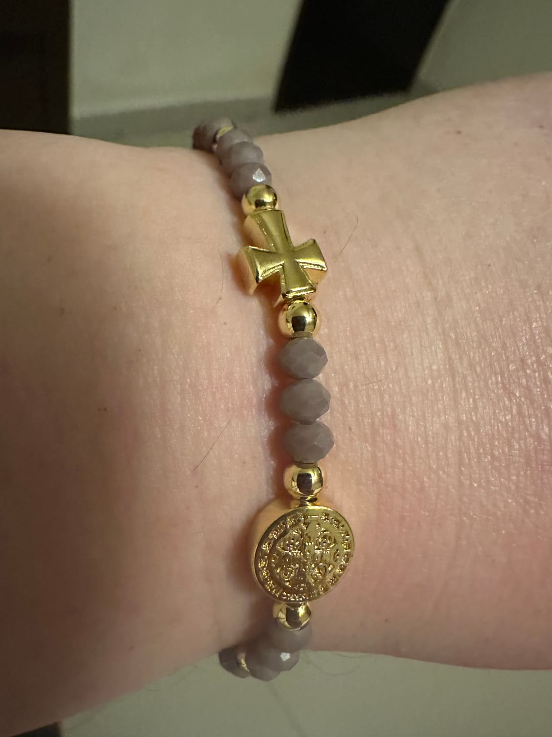 Customer photo review of Pulsera Chaquiras San Benito y Cruz