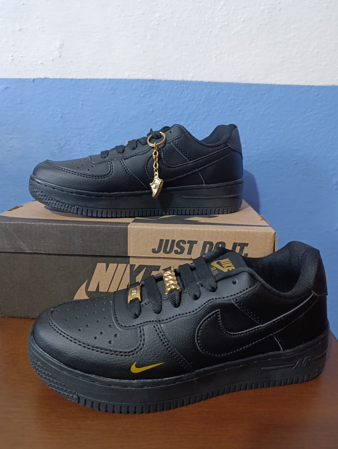 Customer photo review of Tenis 270 Negro Oro