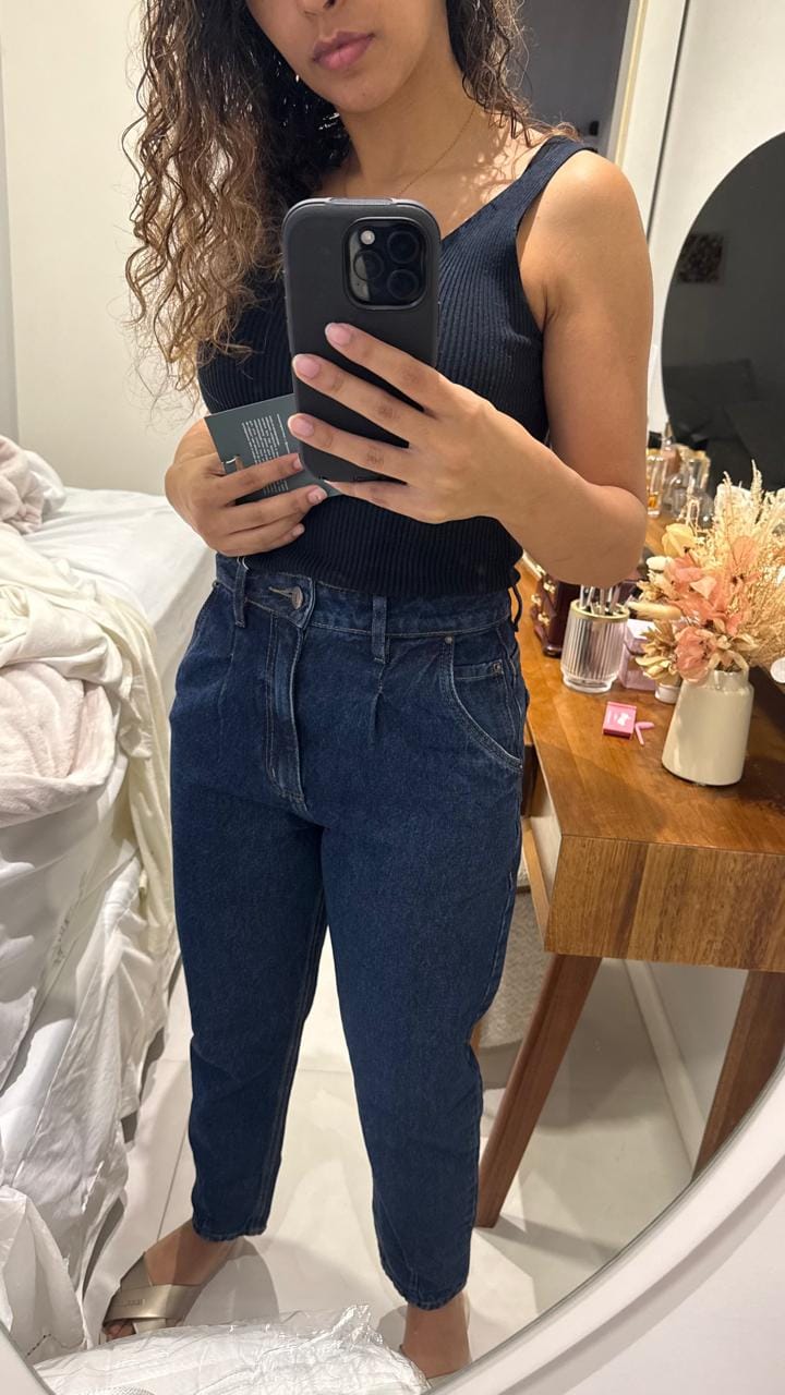 Customer photo review of Calça Jeans Slouchy Cacau Azul Escuro