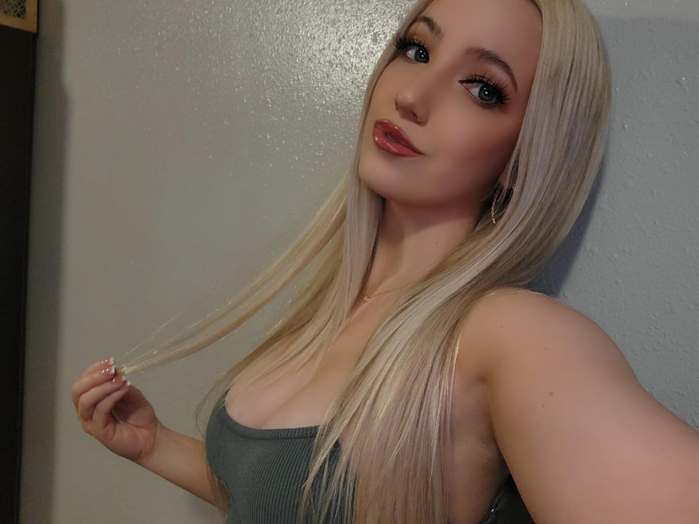Customer photo review of Virgin Genius Weft Hair Extensions Platinum Blonde #1000