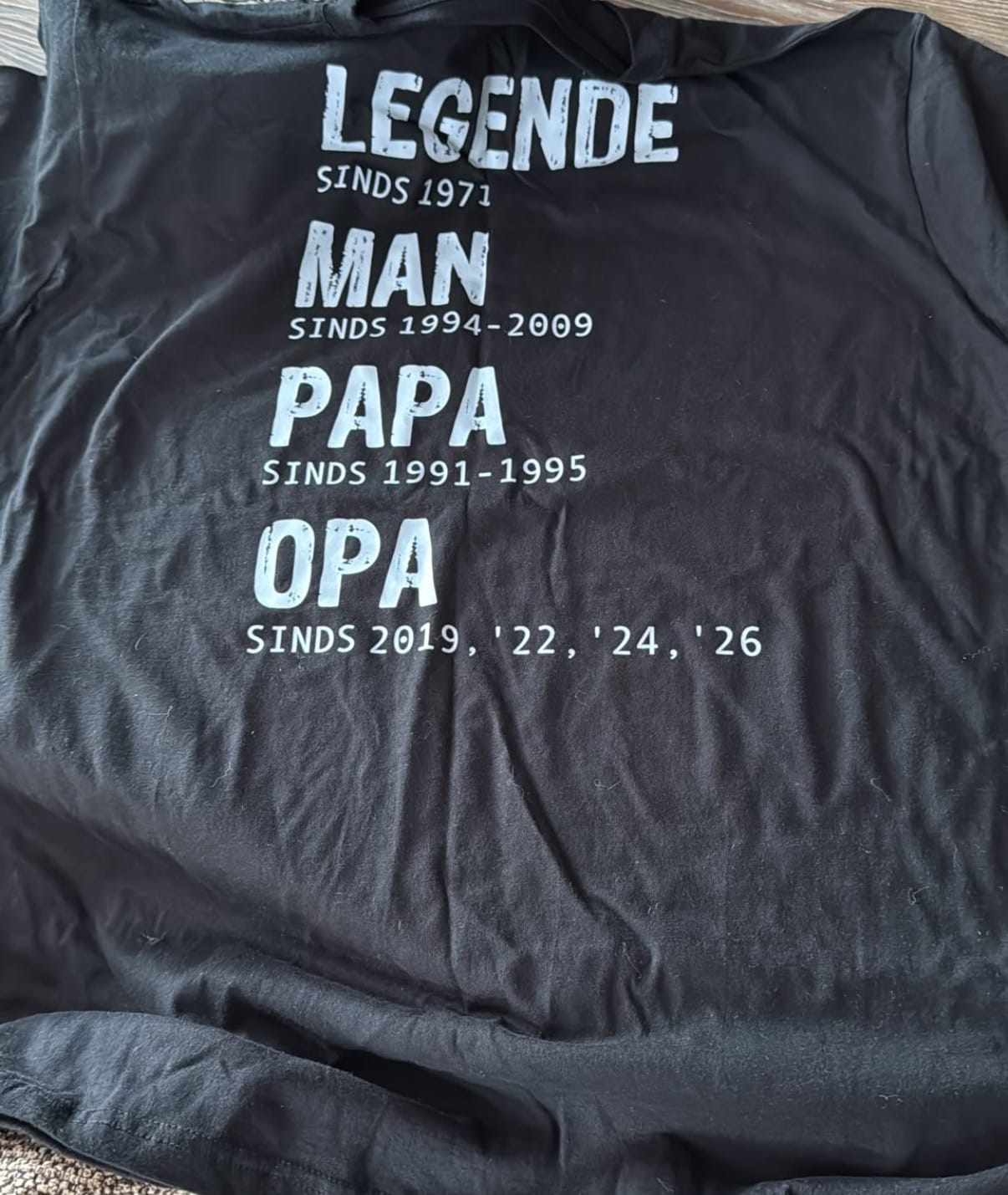 Customer photo review of Legende sinds – Gepersonaliseerd T-shirt met rugprint voor papa en opa voor Vaderdag