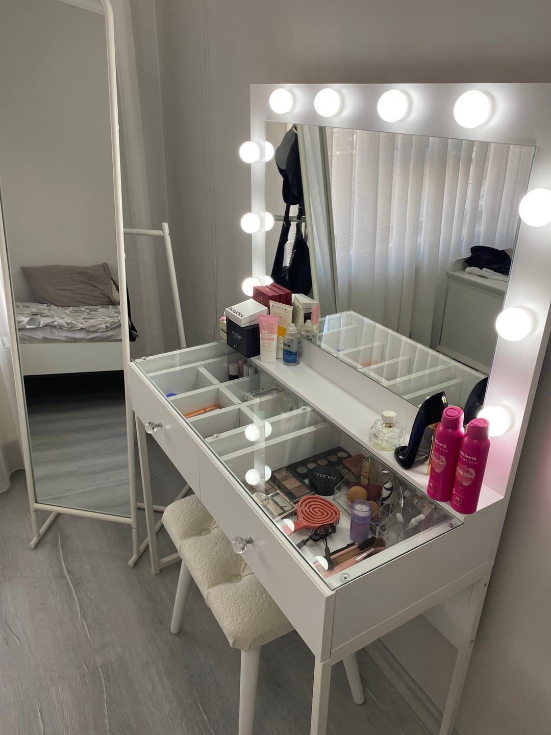 Customer photo review of Rani BJ164 Hollywood Işıklı Aynalı Kulis Makyaj Masası Cam Tablalı 2 Çekmeceli Takı Düzenleyici Puf Takım Beyaz