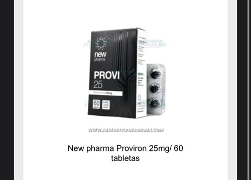 Cliente mostrando la caja negra de New pharma Proviron 25mg junto a un blíster con tabletas.
