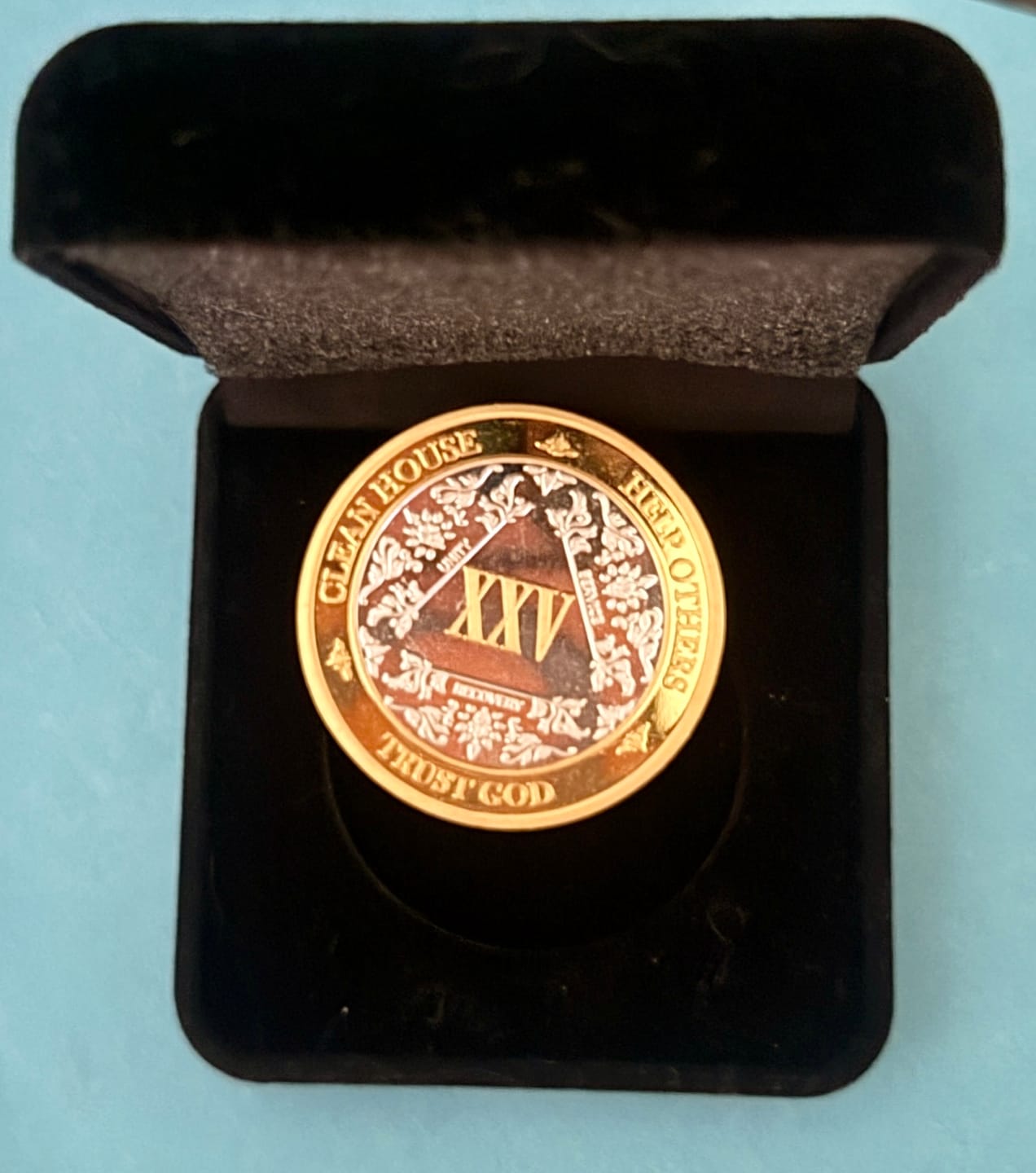 Customer photo review of 40mm AA Medallion Velvet Box - Specialty Chip/Coin/Token Holder