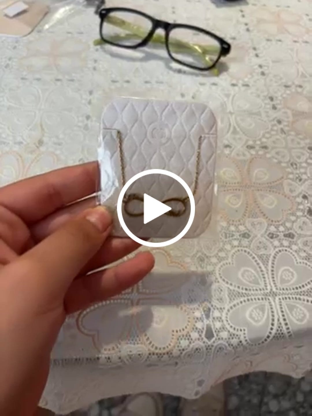 Customer video review of Collar Infinito - Personalizado