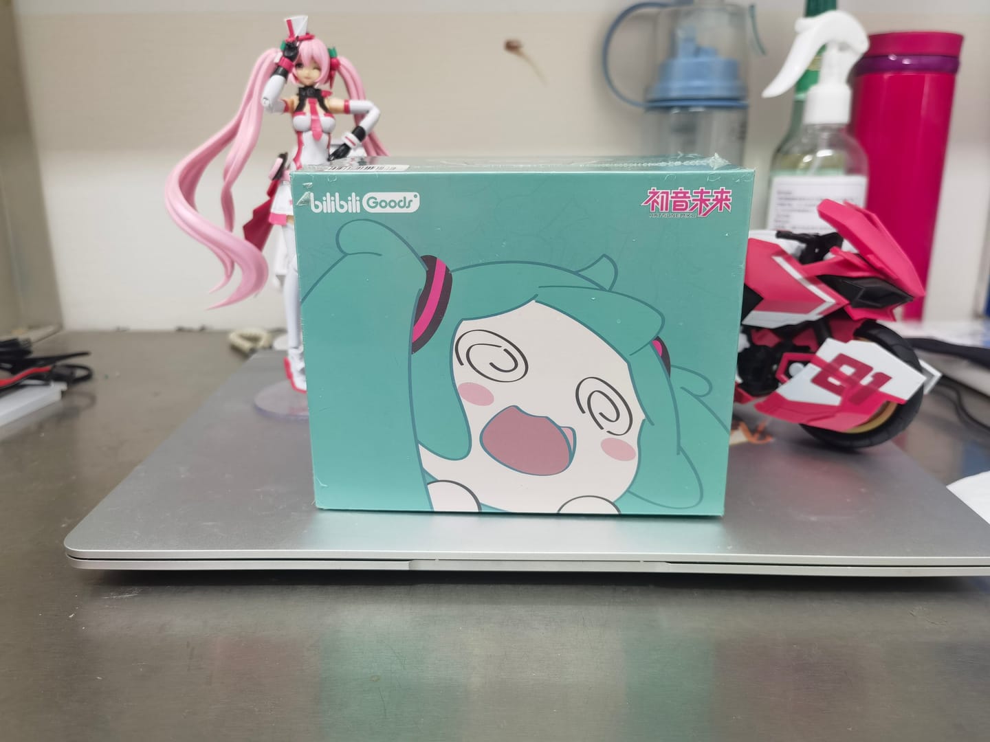 Customer photo review of Officially Licensed Hatsune Miku Wireless Earphones with Smart Display Desktop Stand