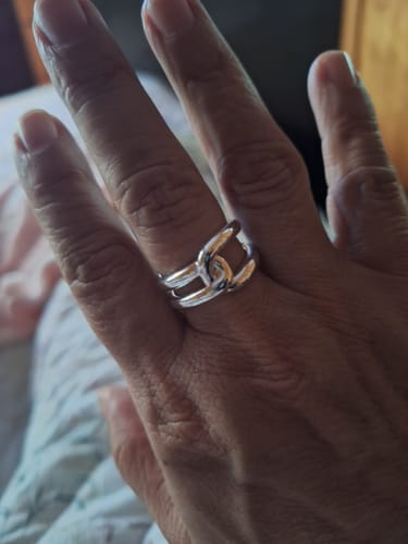 Reseña con foto de un cliente sobre Anillo Nudo Cruzado