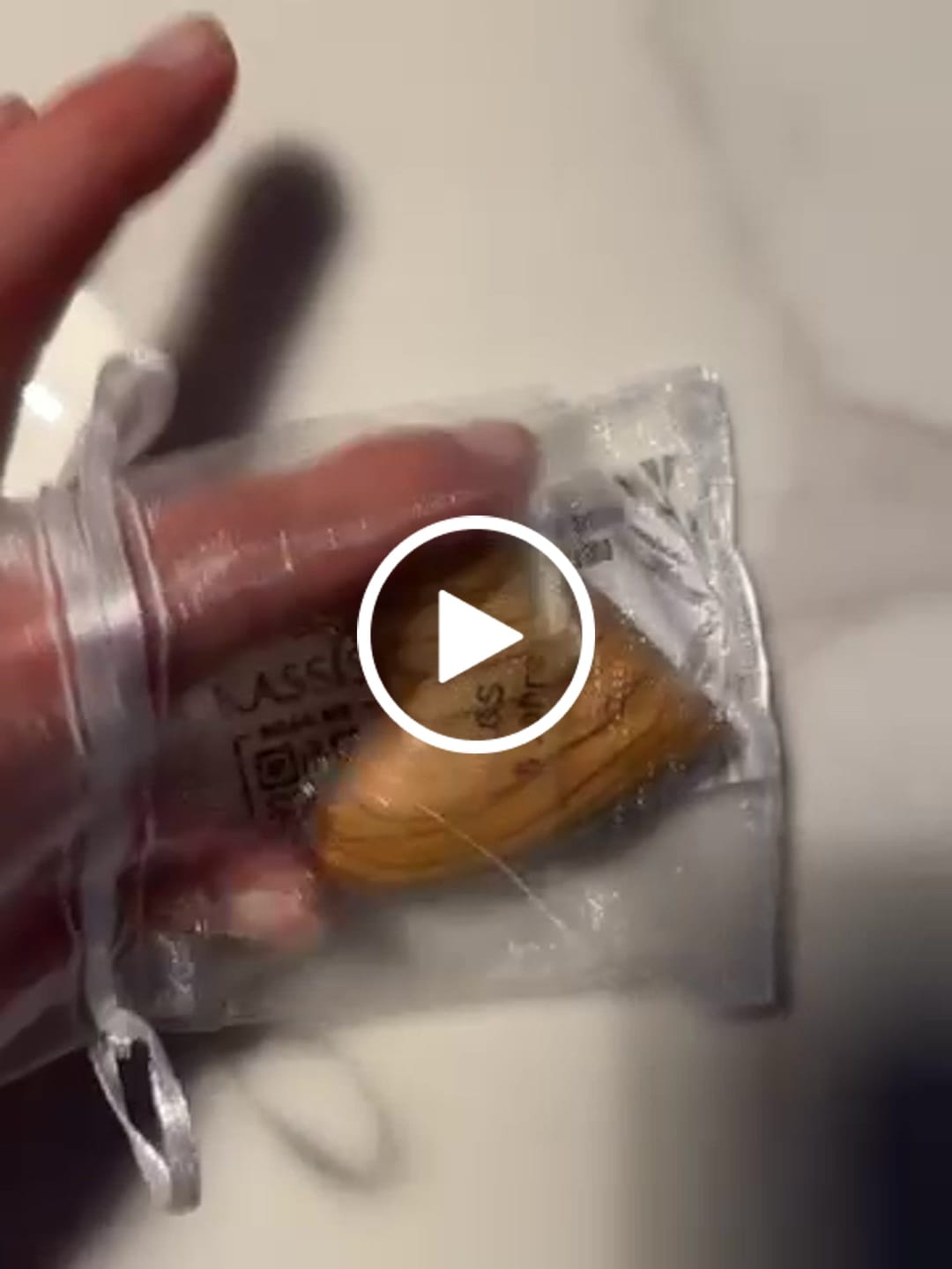 Customer video review of Personalisiertes Olivenholz Herz mit Gravur | Handschmeichler als liebevolles Geschenk für Hochzeit, Valentinstag & Jubiläum