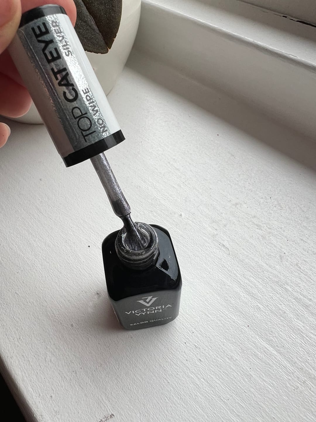 Customer photo review of Victoria Vynn Gel Polish Silver Cat Eye Top No Wipe