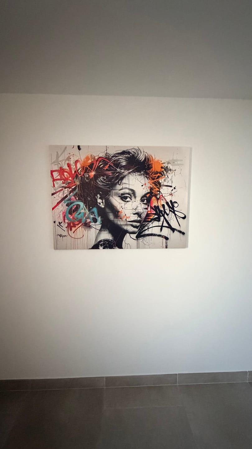 Customer photo review of Tableau Street Art Femme Sophistiquée - Cadre Décoratif Contemporain