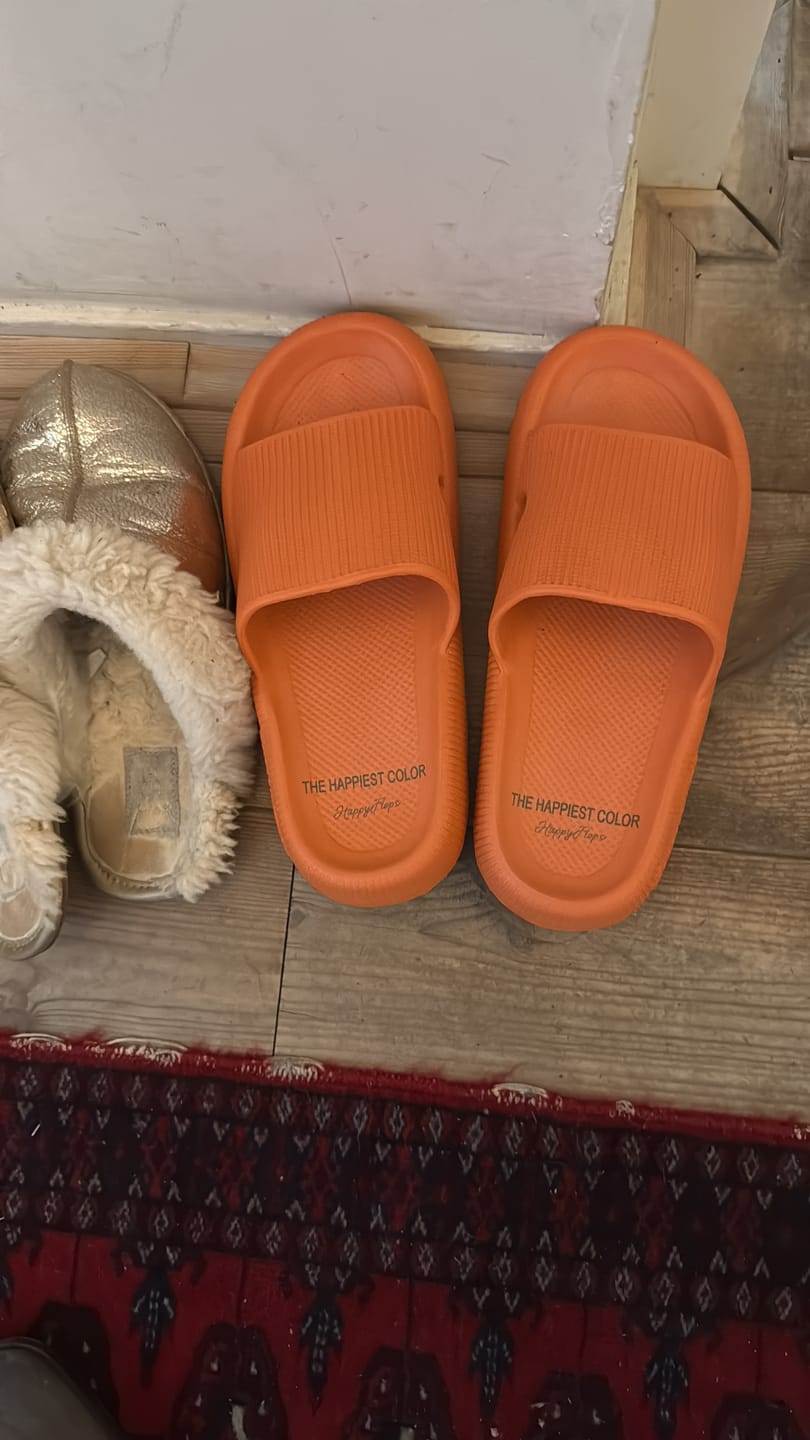 Customer photo review of HappyFlops Kingsday Collection