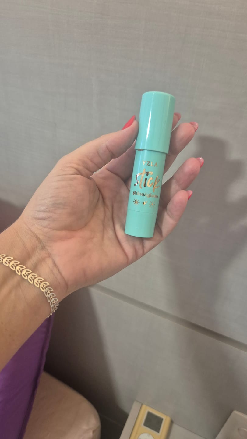 Customer photo review of Shine And Glow – Iluminador Em Stick – Vizzela