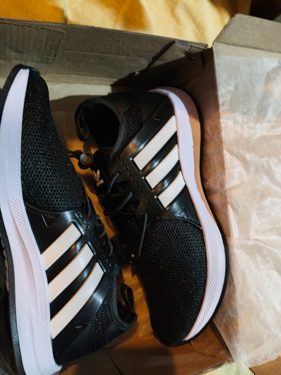 Customer photo review of Tenis 018 Negro Blanco