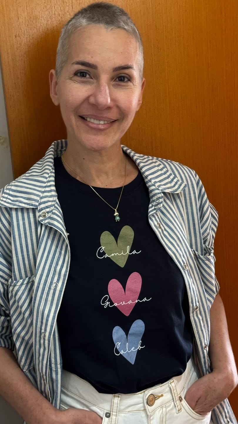 Customer photo review of Camiseta Personalizada - CORAÇÕES E NOMES (Até 5 nomes) - Preta - Algodão Peruano