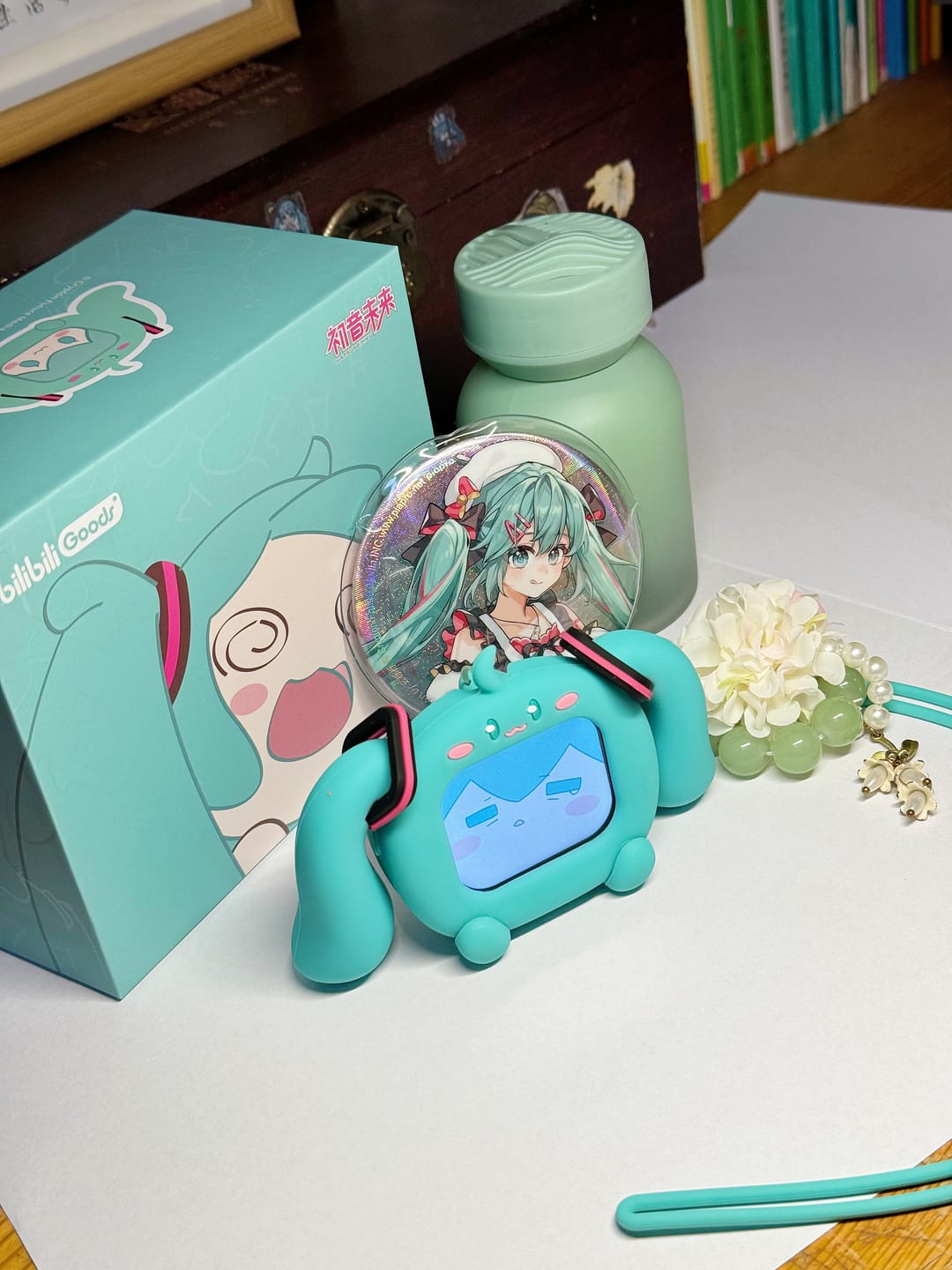 Customer photo review of Officially Licensed Hatsune Miku Wireless Earphones with Smart Display Desktop Stand