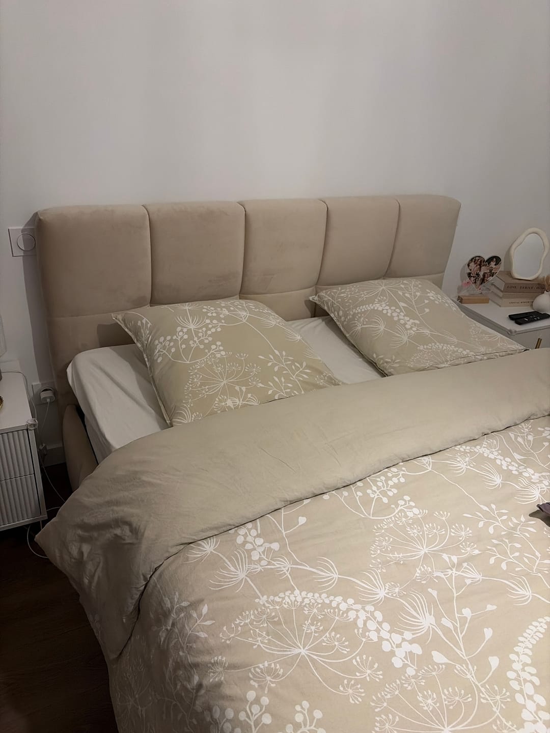 Customer photo review of Lit coffre MONCEAU – Tête de lit capitonnée design en velours ou bouclette – Coffre de rangement intégré
