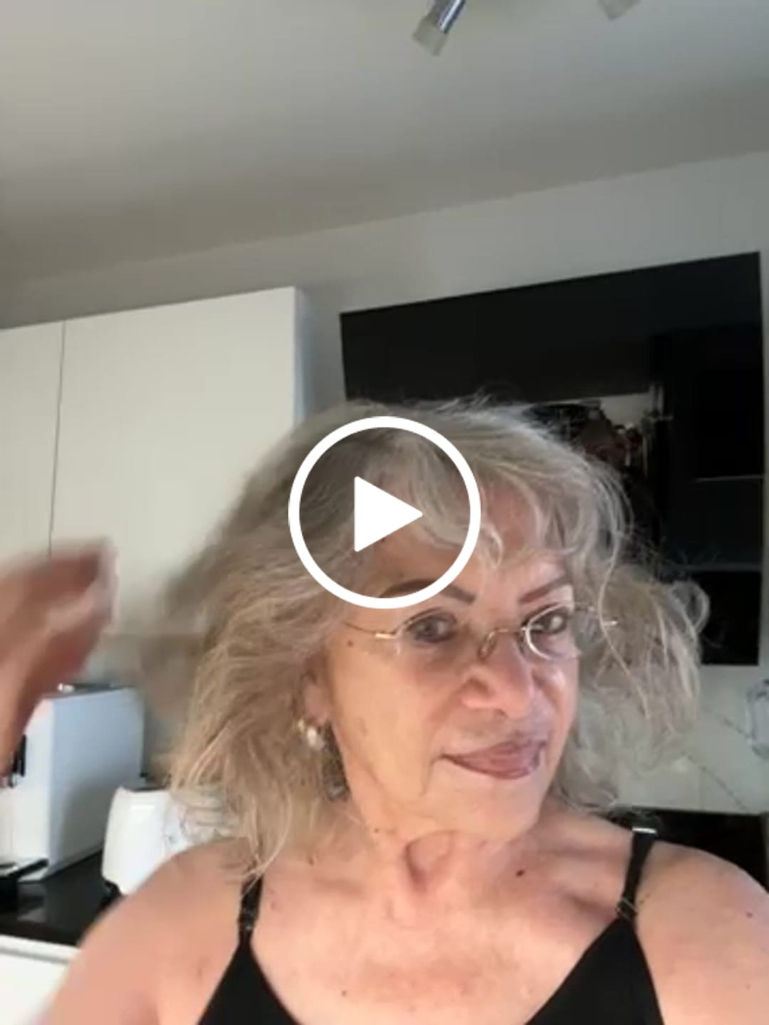 Customer video review of SHAMPOING NATUREL AU ROMARIN ET À LA KÉRATINE — POUR DES CHEVEUX PLUS ÉPAIS ET PLUS VOLUMINEUX