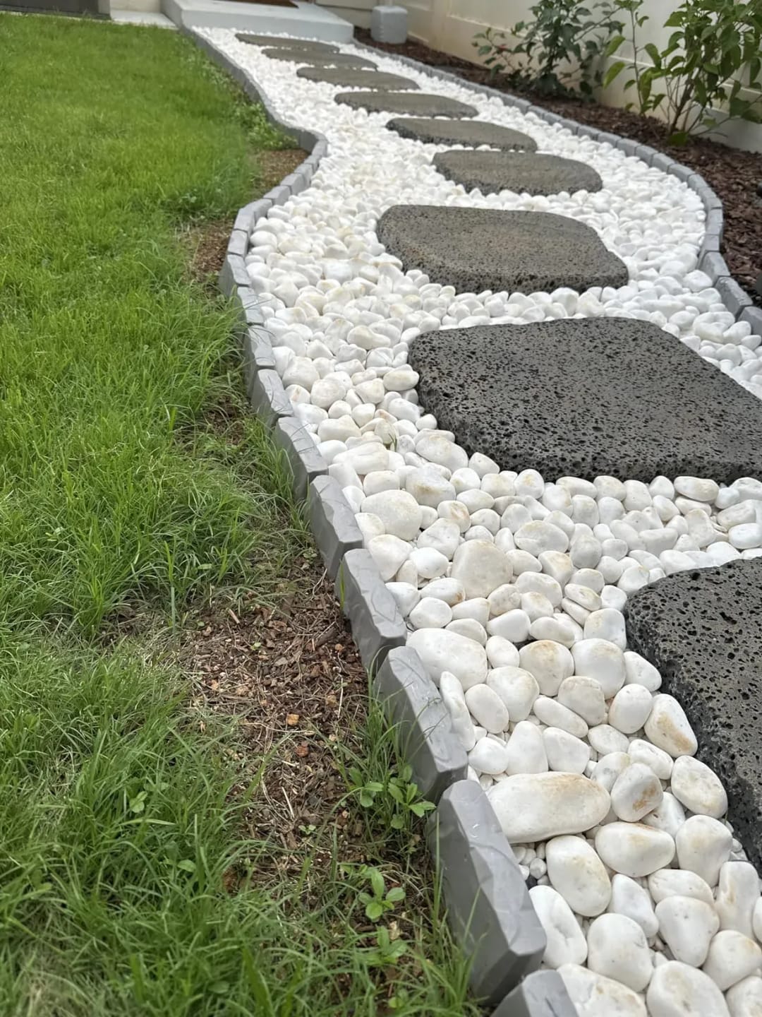 Customer photo review of 🏡2026 HOT SALE🥳💞50K+ SOLD!🌿✨ 50% OFF! Faux Stone Garden Edging Border! ♻️