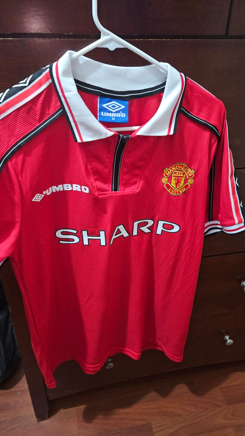 Customer photo review of Manchester United Retro 1998–1999 Vers. Jugador