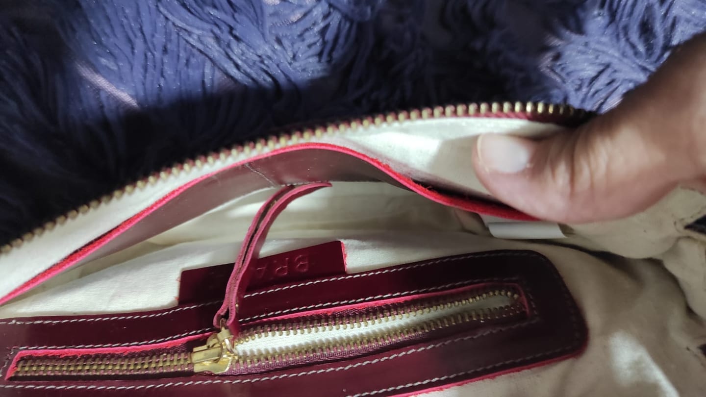 Customer photo review of Cartera de cuero modelo AMANDA Burdeos