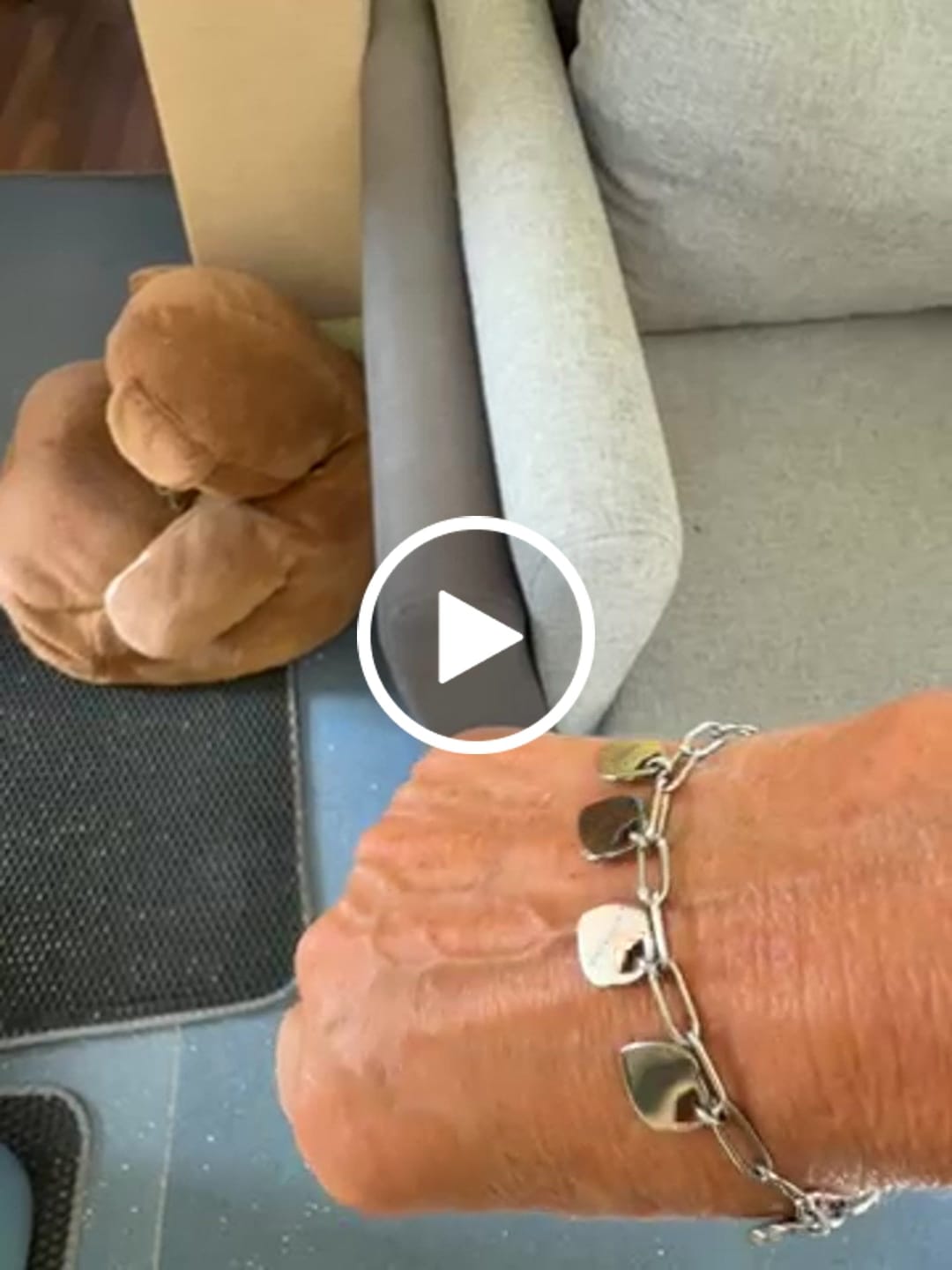 Customer video review of Armband mit personalisierten Herzanhängern