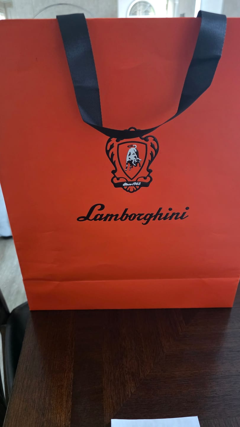 Customer photo review of Lamborghini Oro Vino Spumante with Gift Set (2026)