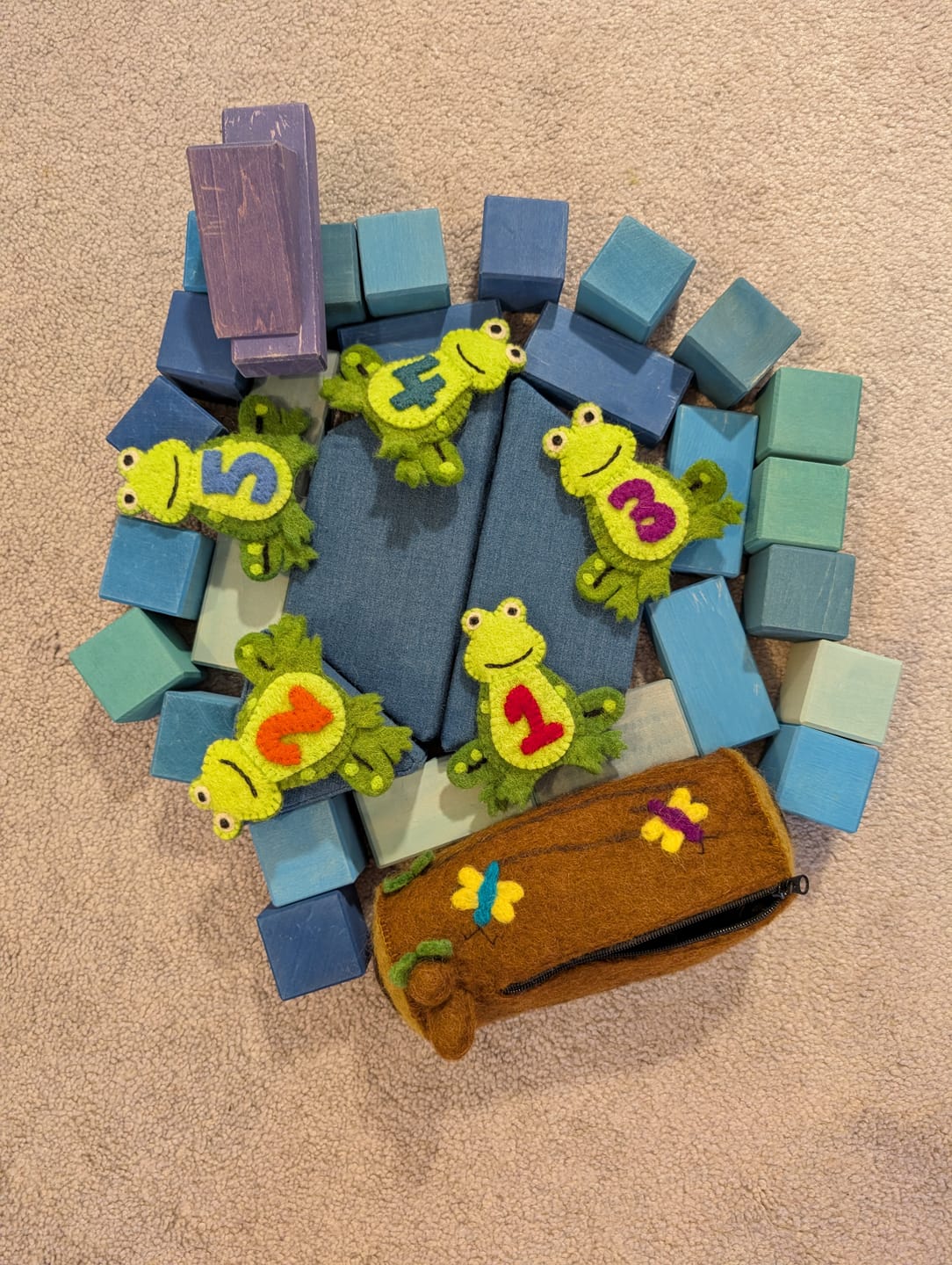 Customer photo review of 5 Little Speckled Frogs with Log Bag - Finger Puppet Set