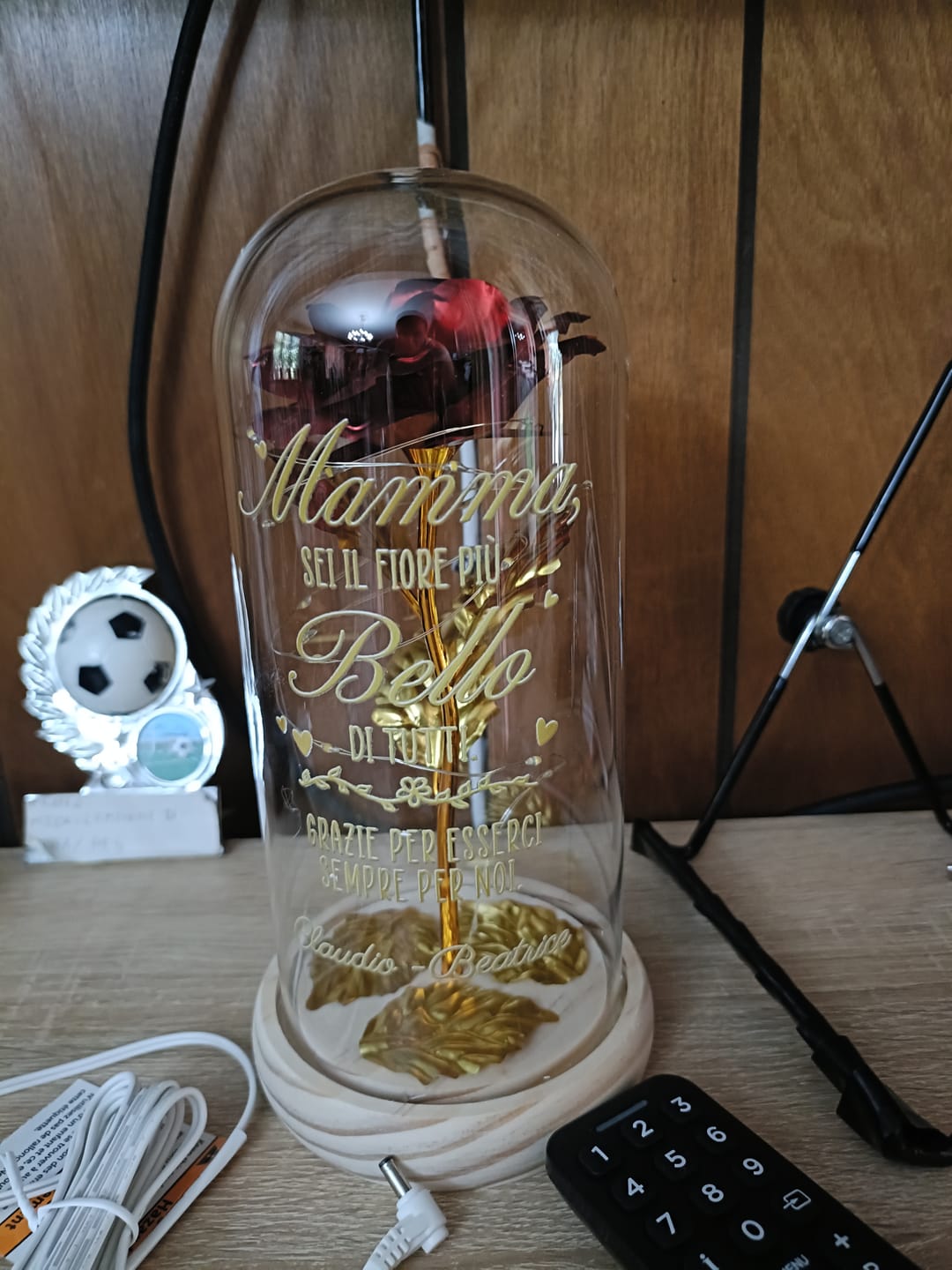 Customer photo review of Mamma - Rosa d'oro sotto campana di vetro con luce LED personalizzata per genitori
