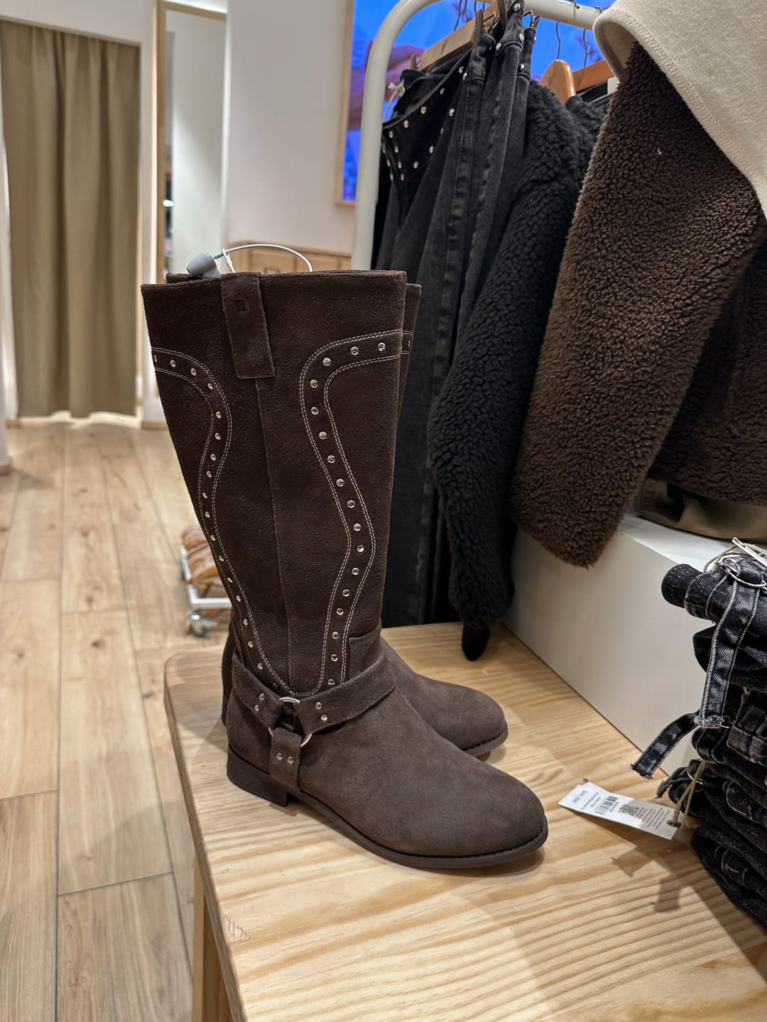 Customer photo review of Bota Alta Tachas Brown