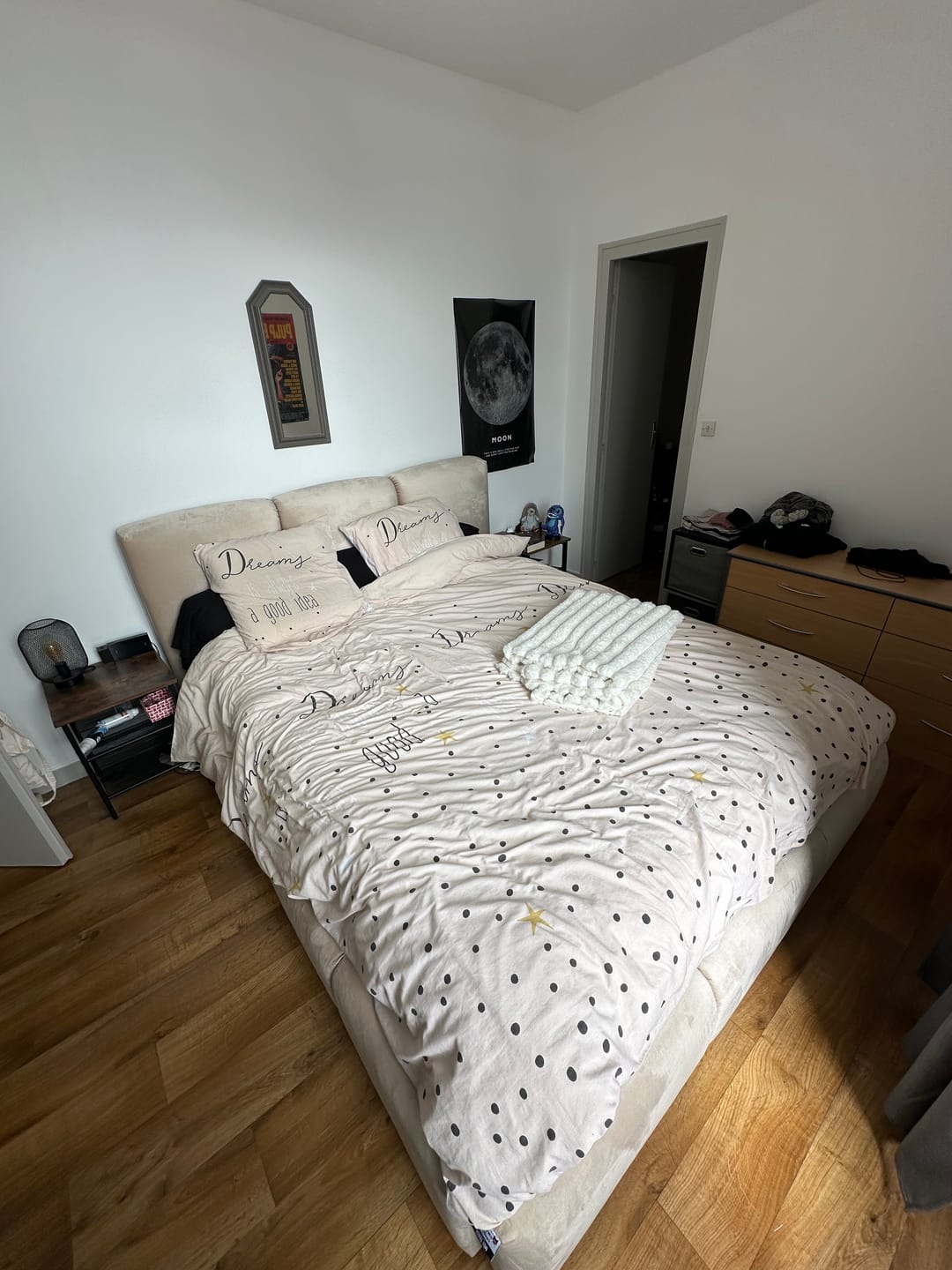 Customer photo review of Lit rembourré avec coffre de rangement - SOPHIE