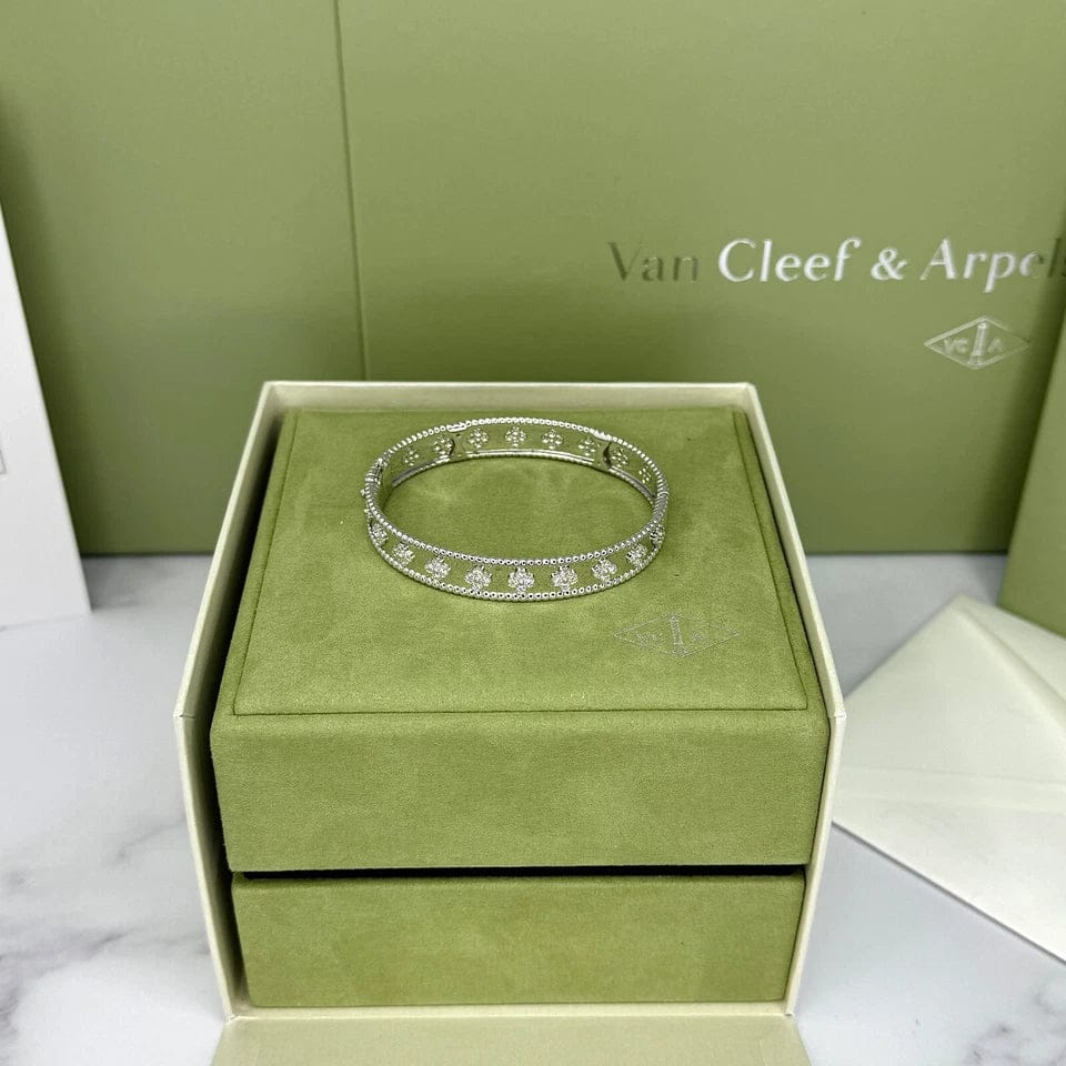 Customer photo review of Clovers Bracelet