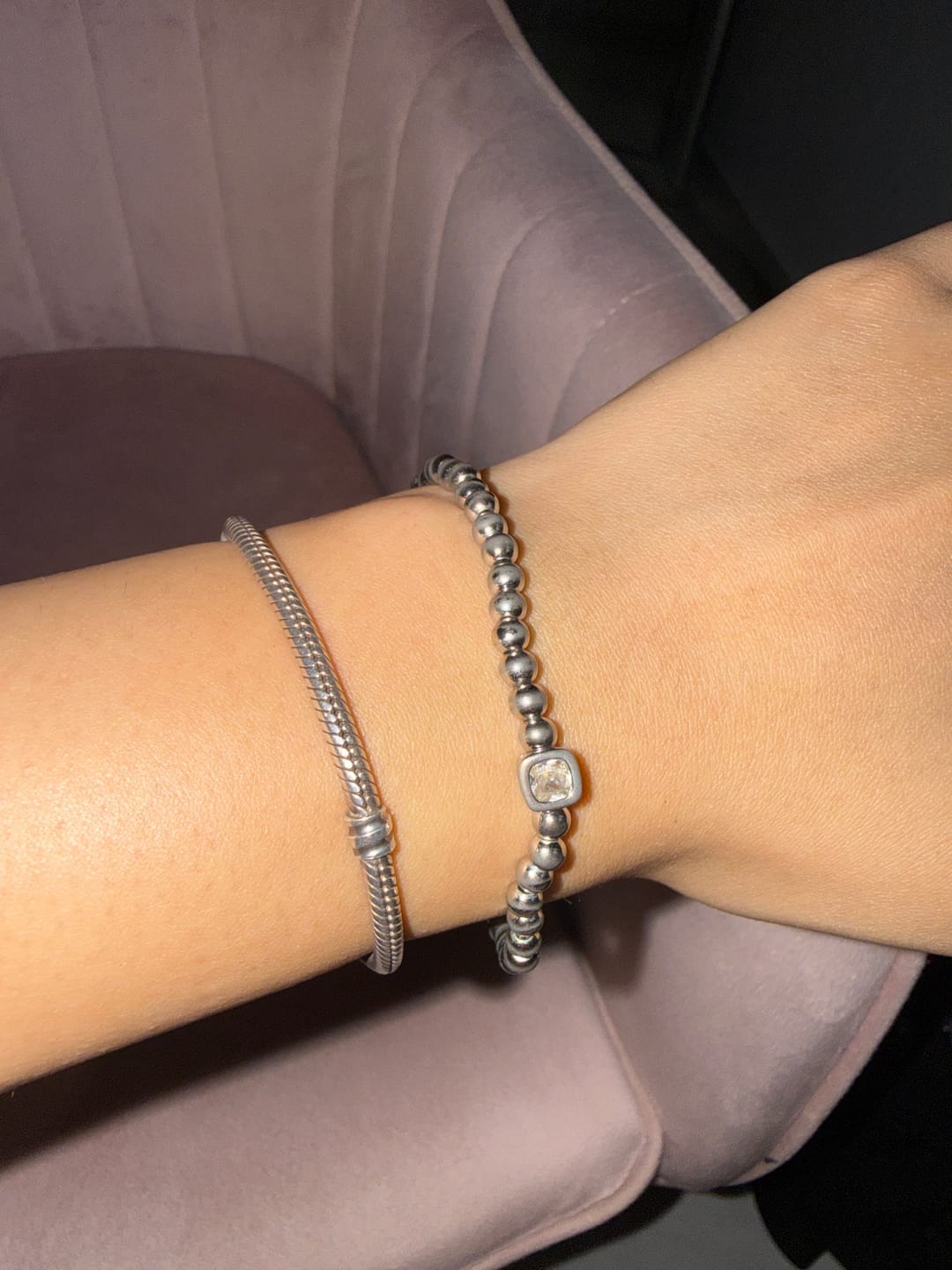 Customer photo review of Pulsera Plateada Bolitas Birthstone Cuadrado