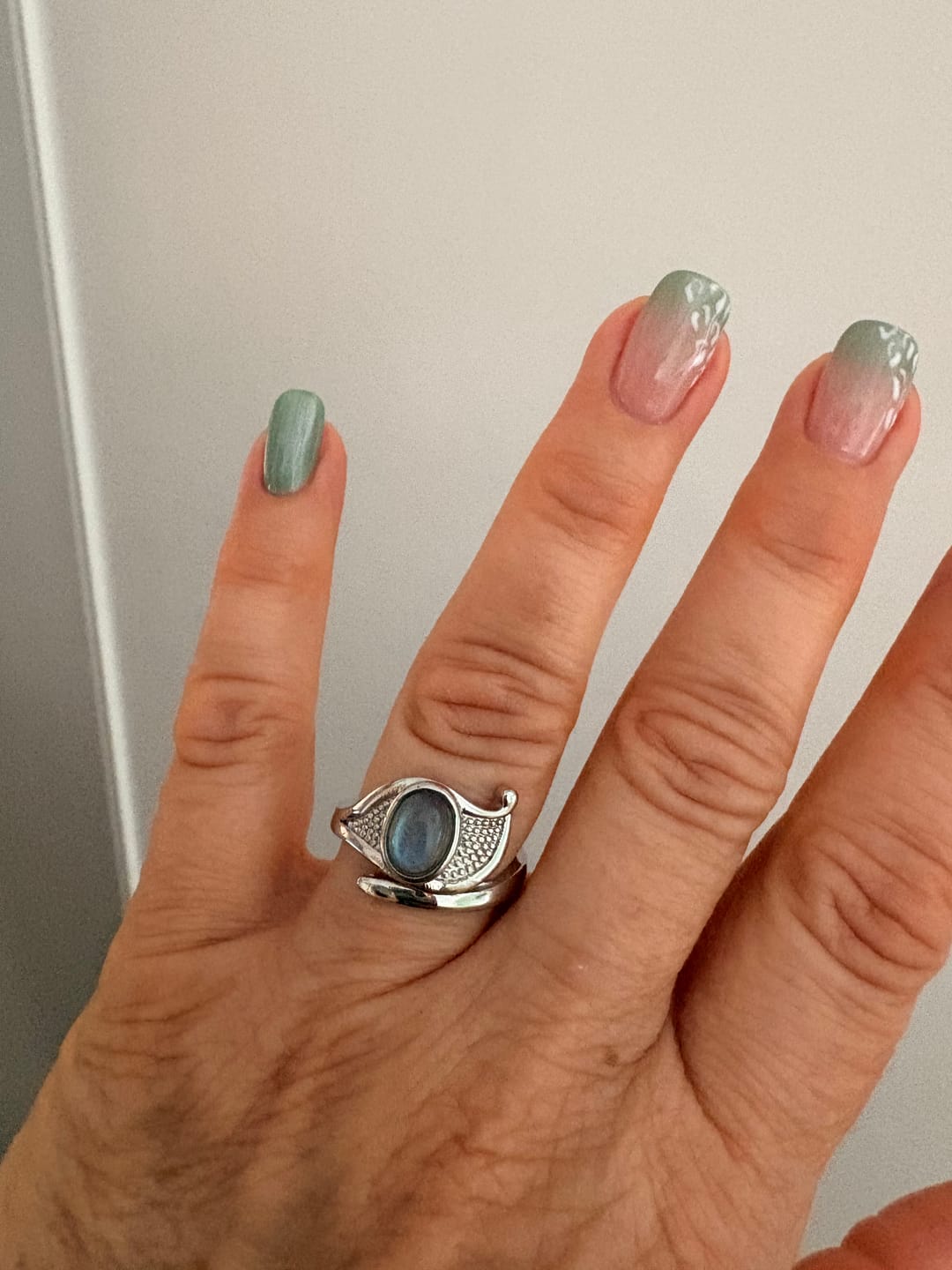 Customer photo review of Bague Ajustable "Aura Protectrice" en Labradorite Blanche