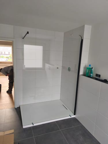 Customer photo review of SONNI Begehbare Dusche Duschabtrennung Duschwand 10mm Schwarz Duschabtrennung Duschkabine Nano ESG 80-140cm