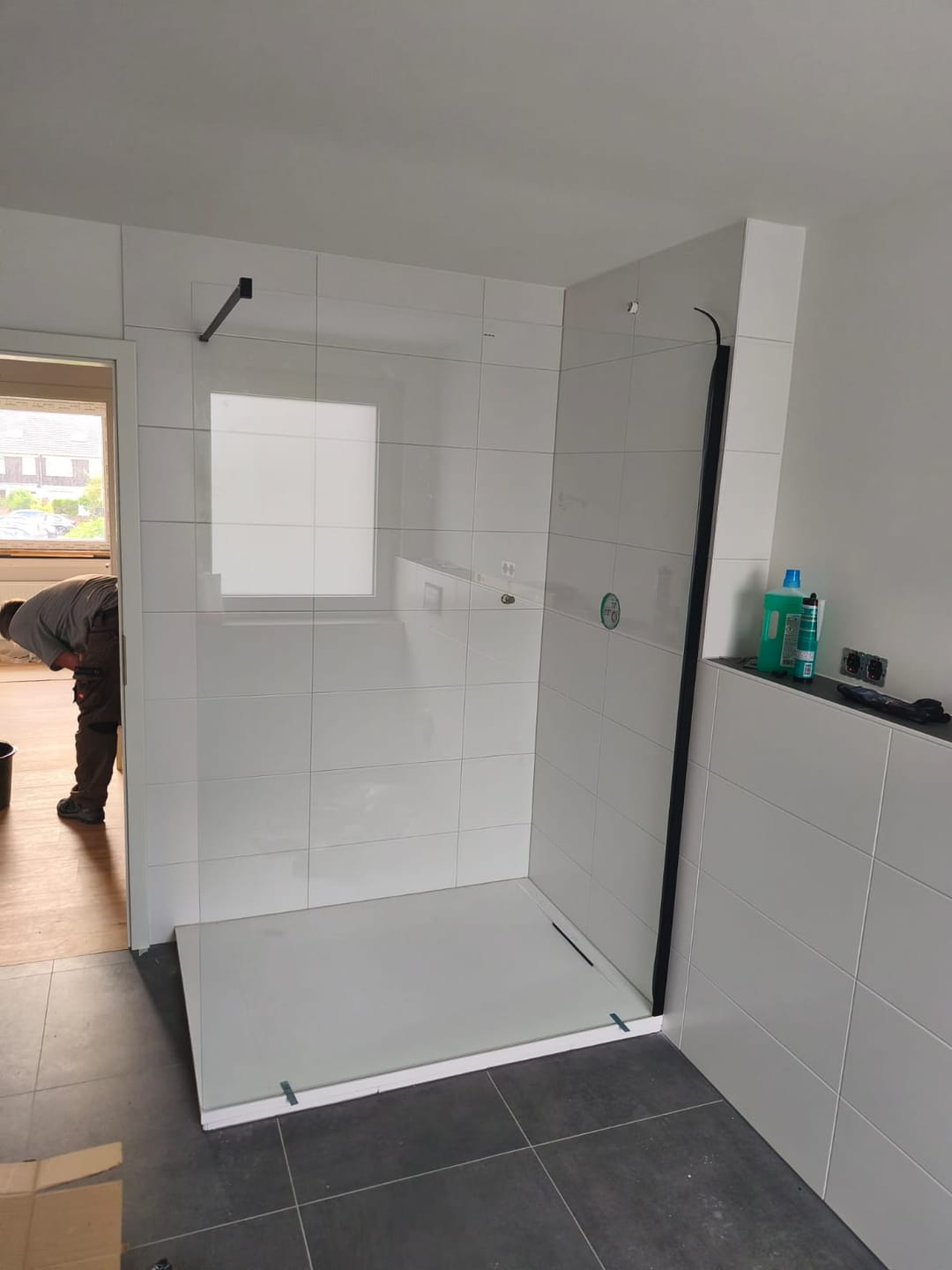 Customer photo review of SONNI Begehbare Dusche Duschabtrennung Duschwand 10mm Schwarz Duschabtrennung Duschkabine Nano ESG 80-140cm