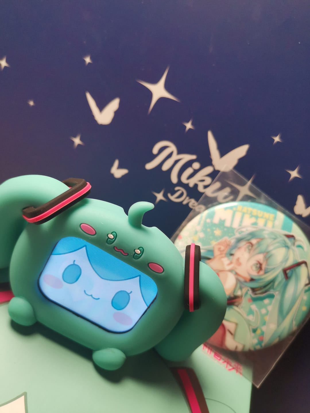 Customer photo review of Officially Licensed Hatsune Miku Wireless Earphones with Smart Display Desktop Stand