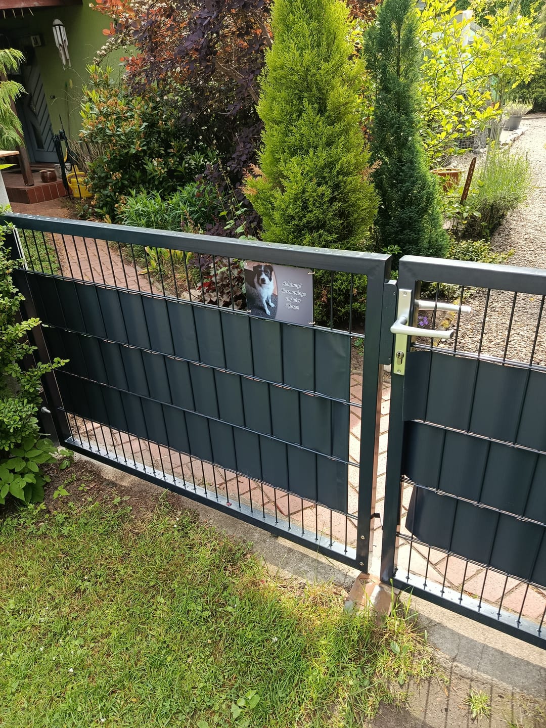 Customer photo review of Hunde-Türschild personalisiert mit Foto & Text (UV- und wetterfest)