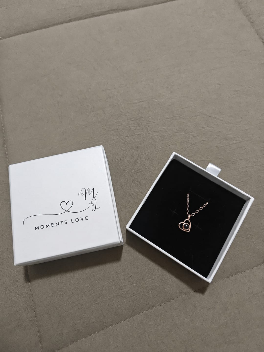 Customer photo review of Collar de corazón con foto personalizada de proyección