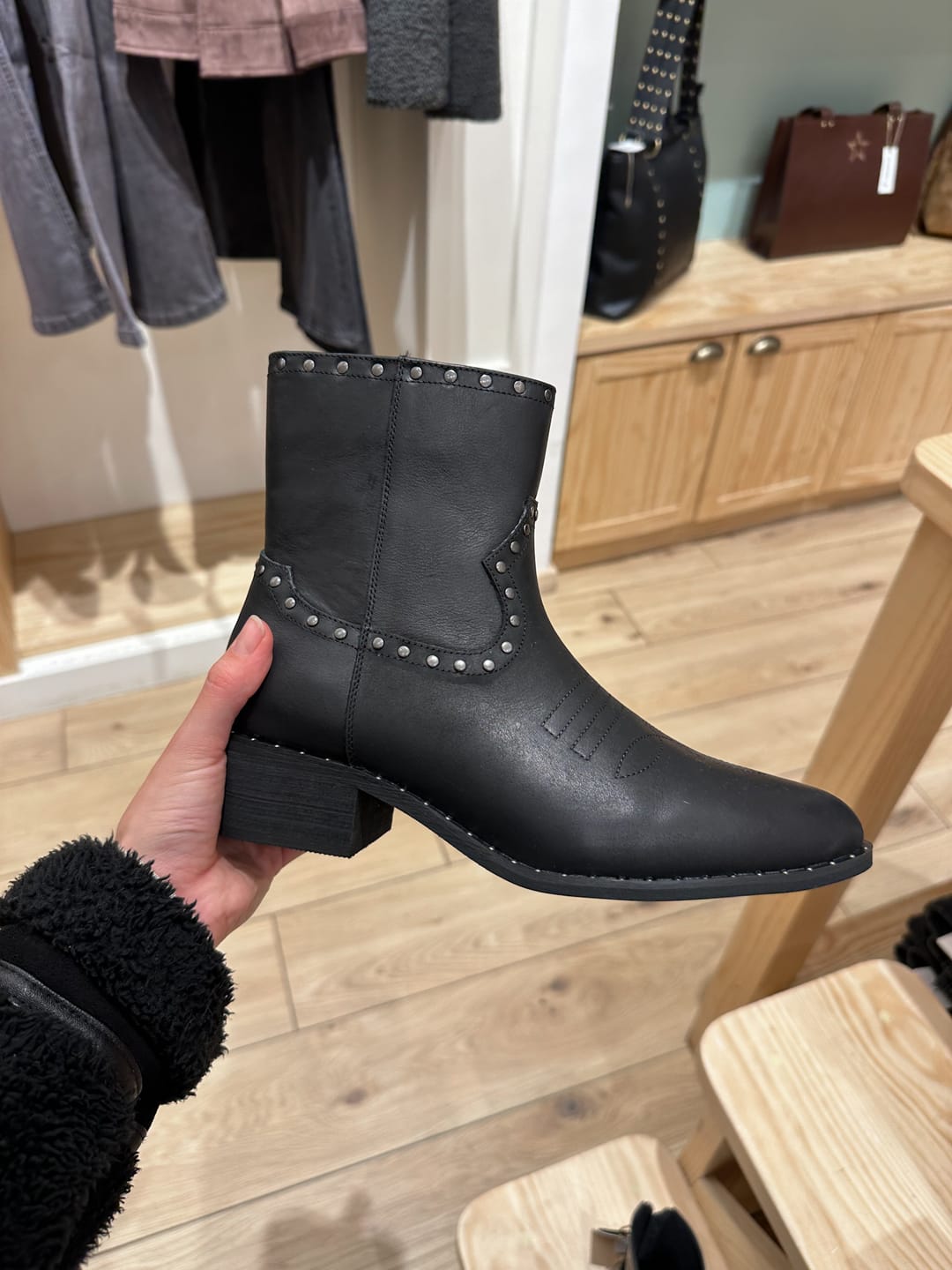 Customer photo review of Botín Tachas Black