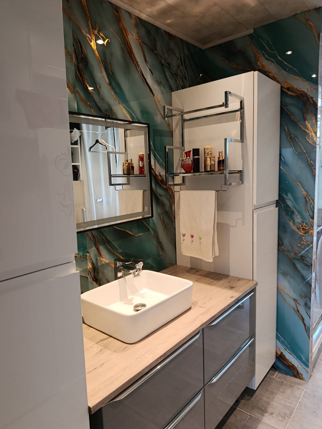 Customer photo review of Plaque PVC Imitation Marbre Bleuté Oslo – Imperméable et facile à poser