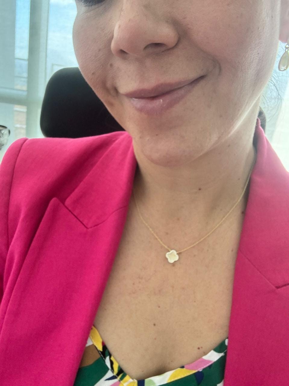 Customer photo review of Collar Trebol Madre Perla