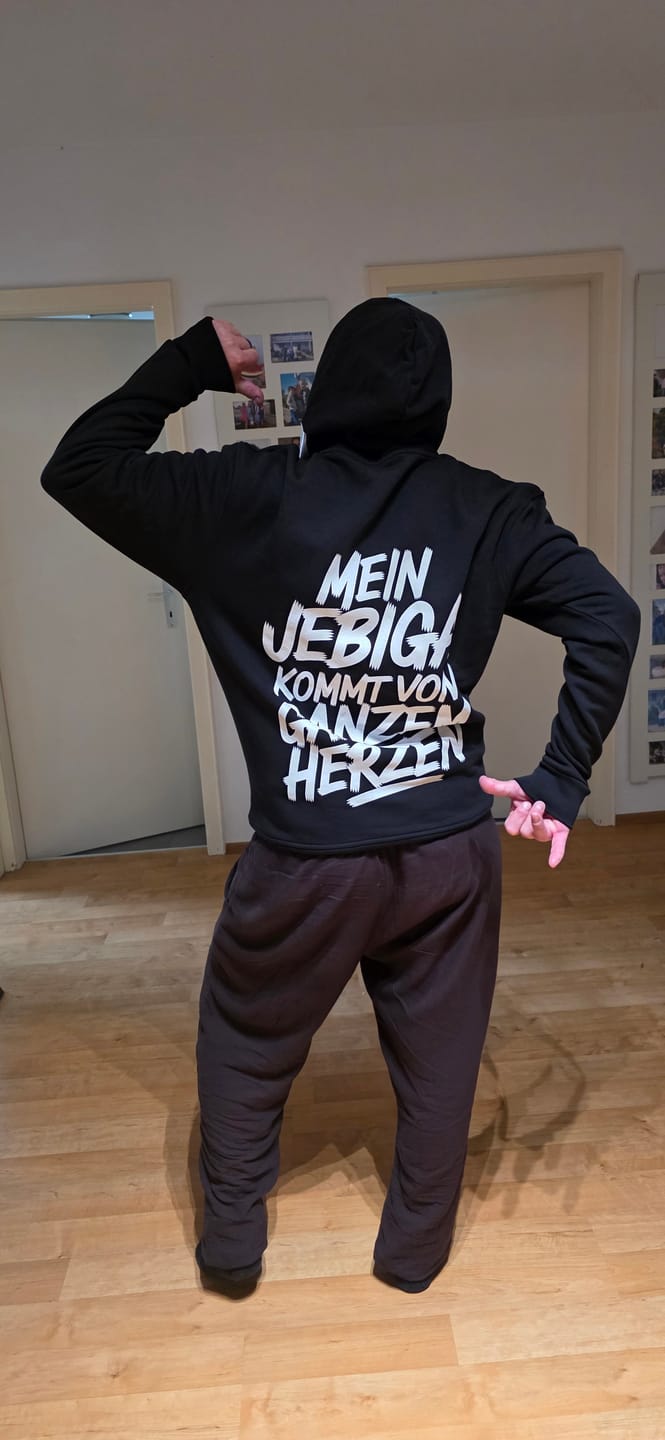 Customer photo review of „Mein Jebiga kommt von ganzem Herzen“ – Premium Hoodie