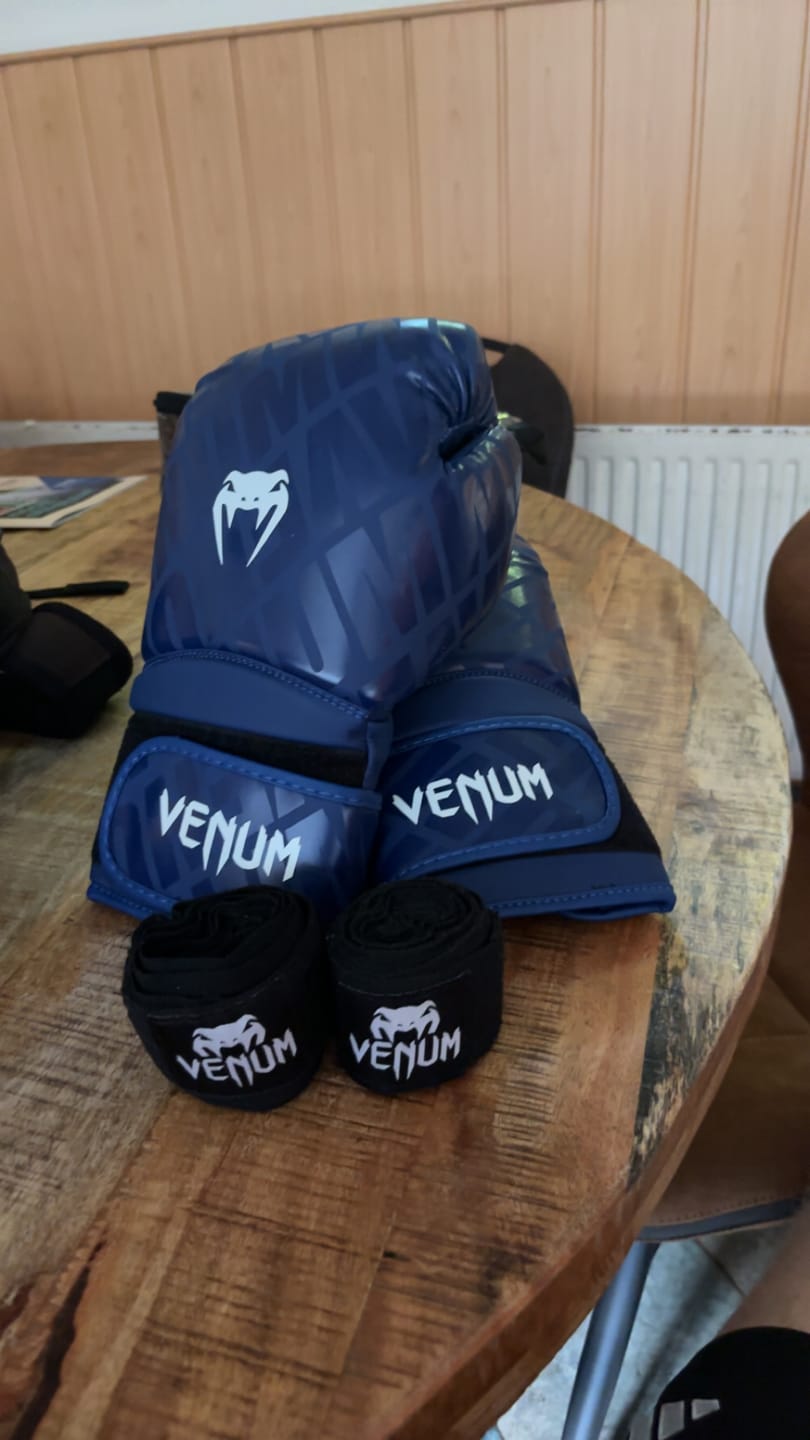 Customer photo review of Venum Bokshandschoenen Contender 1.5 XT - Blauw/Wit