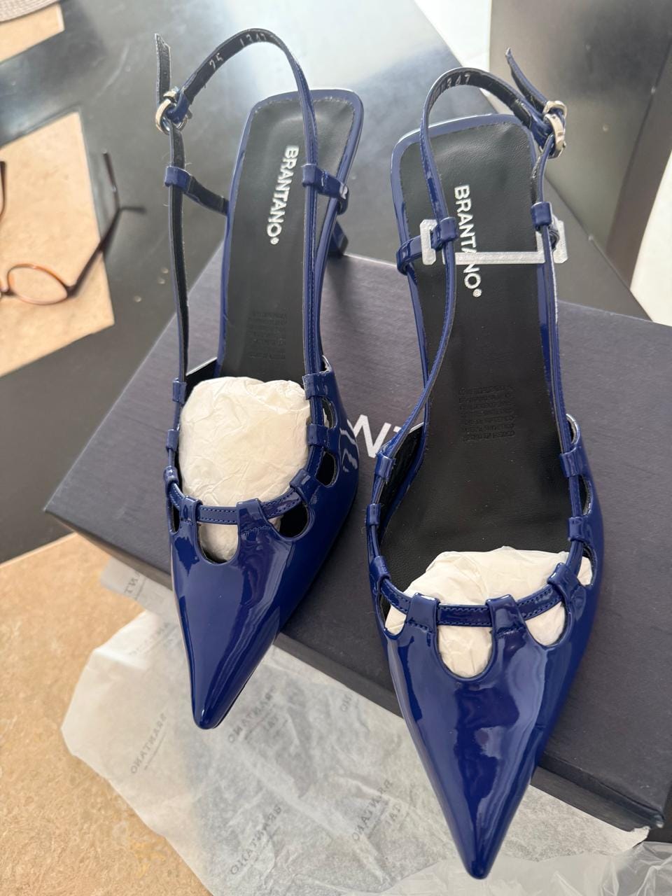 Customer photo review of ZAPATILLA DESTALONADA TACÓN KITTEN CHAROL AZUL