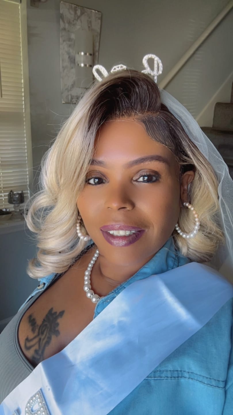 Customer photo review of Outre Perfect Hairline Glueless 13x4 Hand-Tied HD Lace Front Wig - ALORA